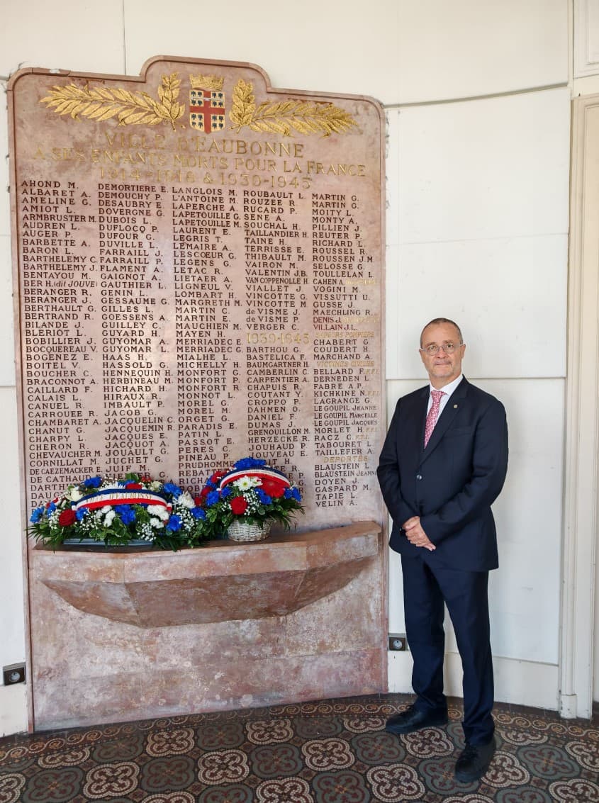 Jean-Noël Sanchez devant le monument aux enfants d'Eaubonne morts pour la France (1914-1918, 1939-1945).