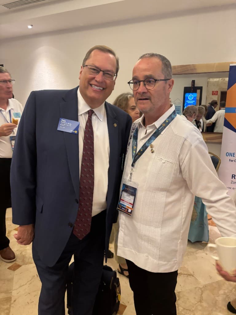 Jean-Noël Sanchez avec Thomas Antony Gump lors de la réunion Rotary à Cancun.