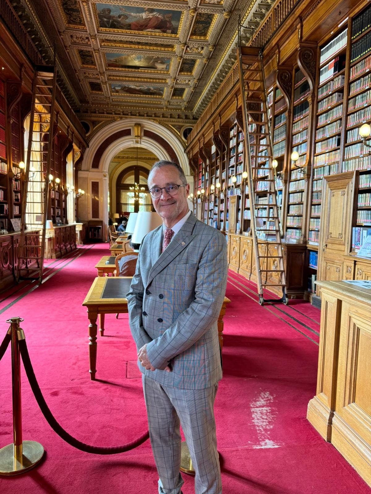 Jean-Noël Sanchez dans la bibliothèque du Sénat.