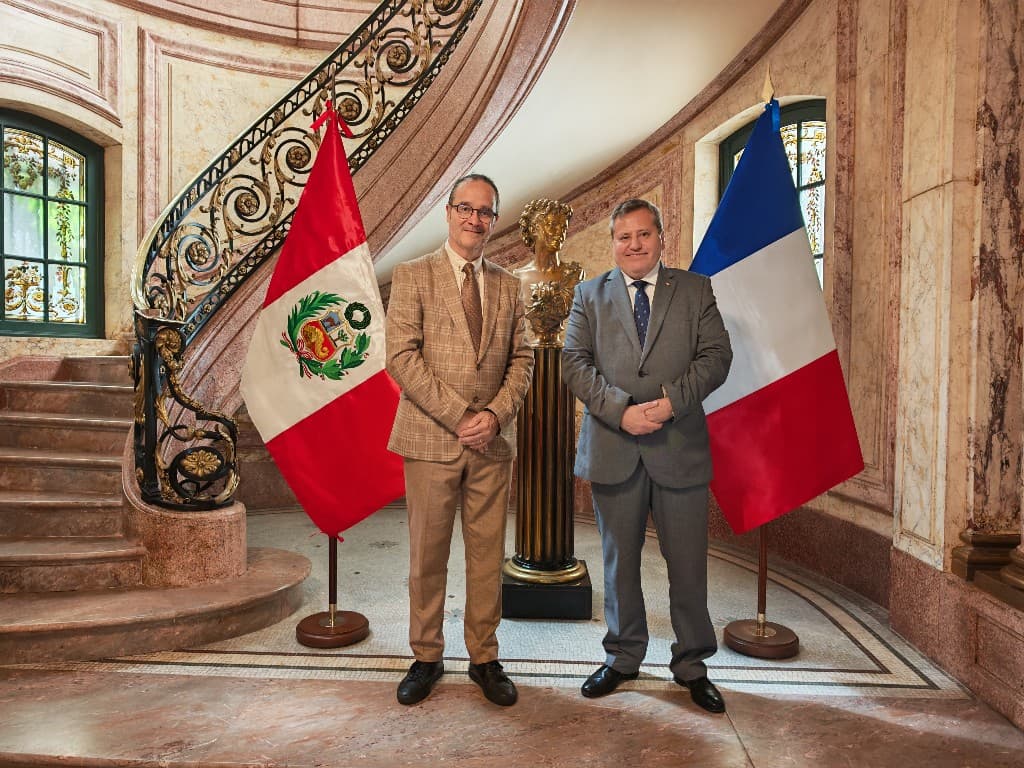 Jean-Noël Sanchez avec l'ambassadeur du Pérou en France, drapeaux français et péruvien.