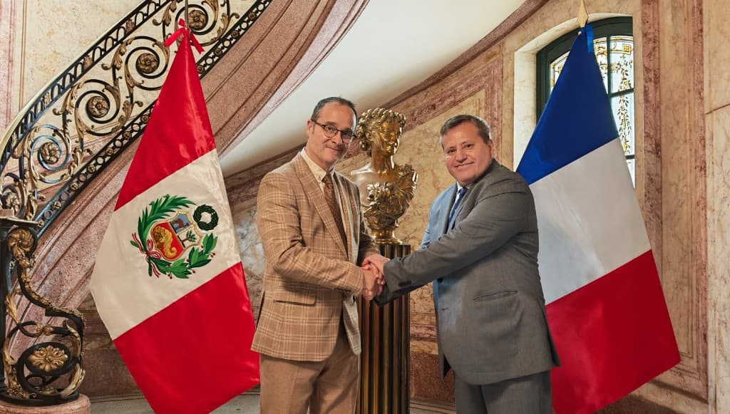 Jean-Noël Sanchez serre la main de l'ambassadeur du Pérou en France.