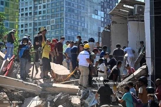 Secours et habitants sur les ruines d'un immeuble effondré en Colombie.