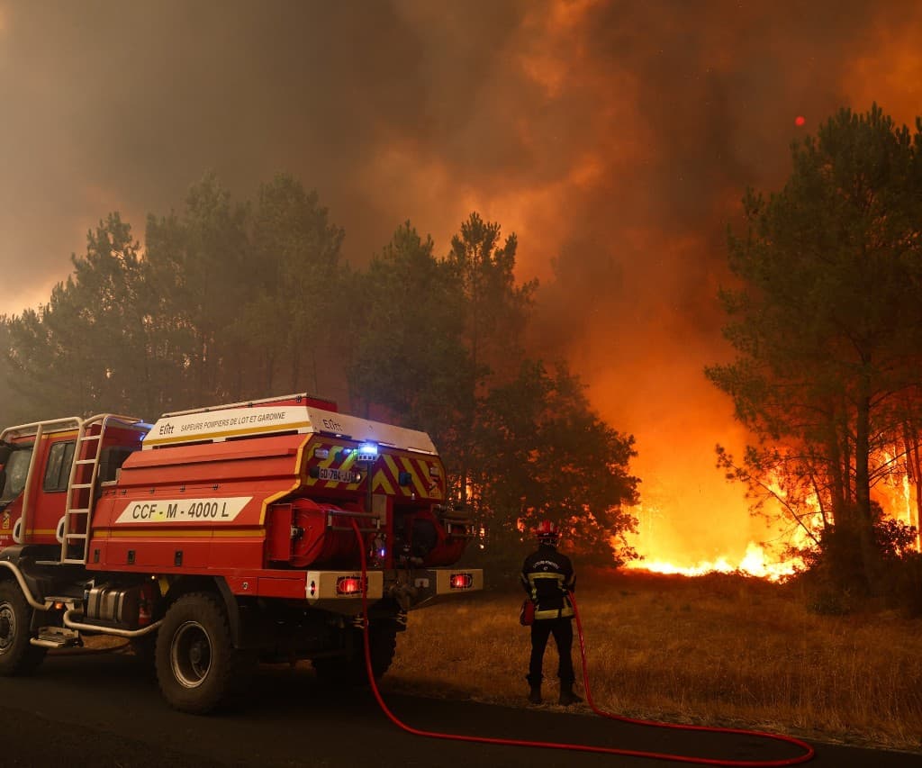 Sapeurs-pompiers du Lot-et-Garonne combattant un feu de forêt de nuit, au Porge.