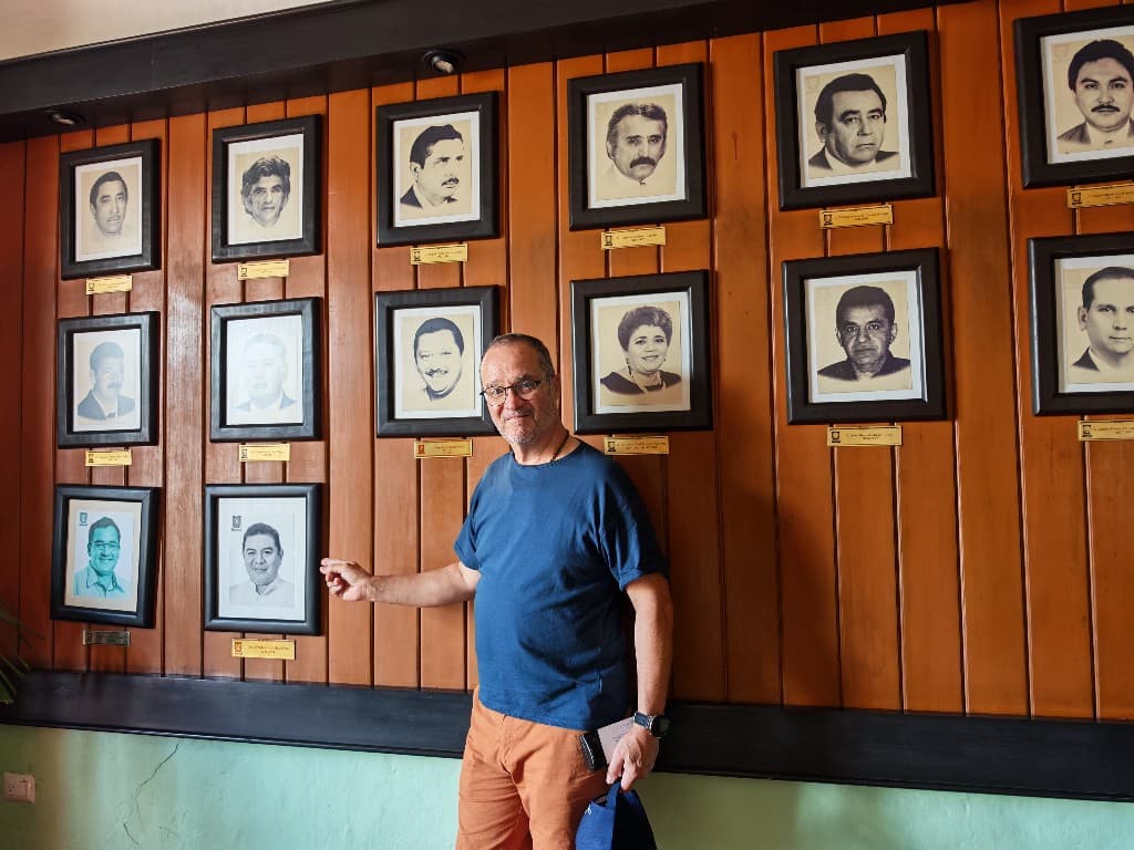 Jean-Noël Sanchez dans les locaux du gouvernement local de Valladolid, devant les portraits des élus.