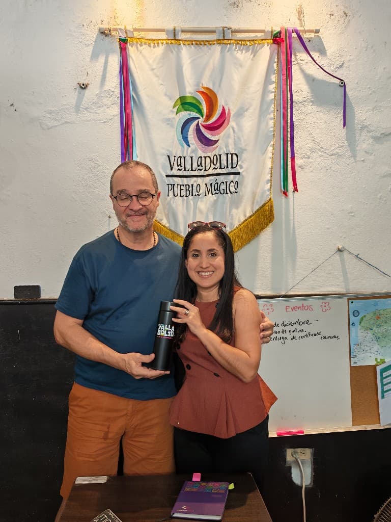 Jean-Noël Sanchez avec une élue de Valladolid devant la bannière Valladolid Pueblo Mágico.