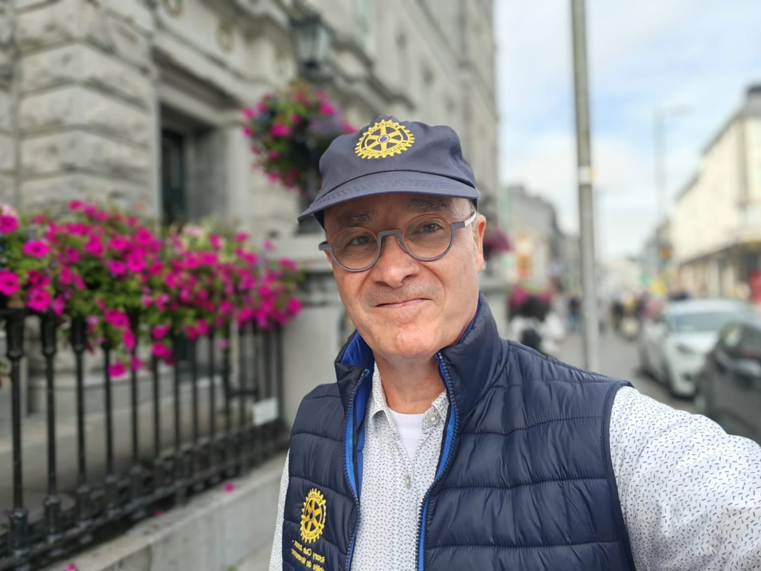 Jean-Noël Sanchez avec une tenue Rotary International (casquette et gilet)