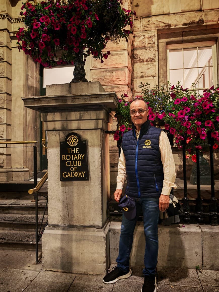 Jean-Noël Sanchez à côté de la plaque du Rotary Club de Galway (Irlande)