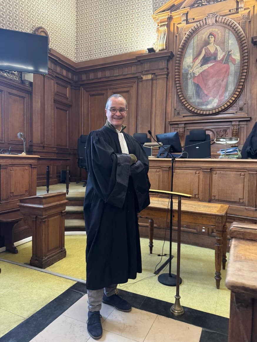 Jean-Noël Sanchez en robe d’avocat au tribunal
