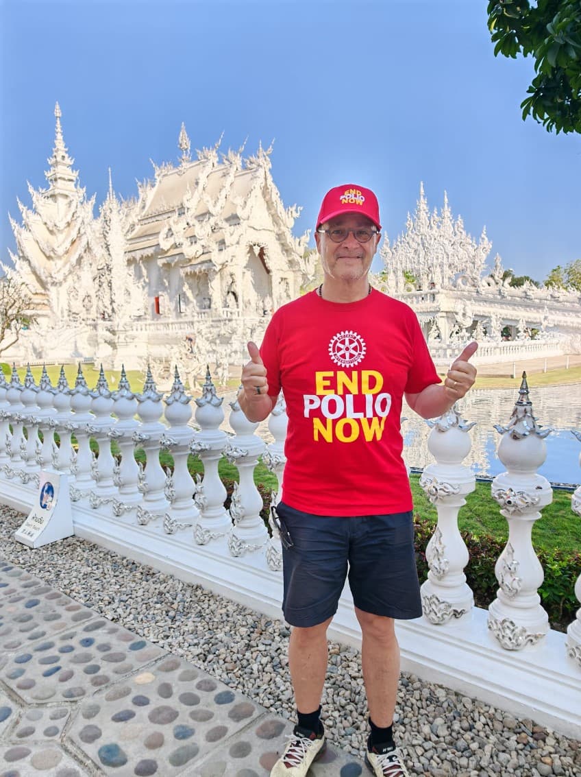 Jean-Noël Sanchez, t-shirt End Polio Now (Rotary), devant le temple blanc Wat Rong Khun en Thaïlande