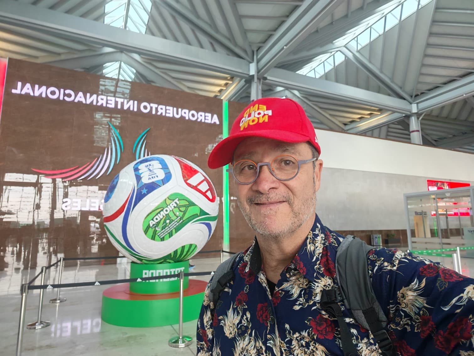 Jean-Noël Sanchez selfie dans un aéroport international avec une casquette End Polio Now