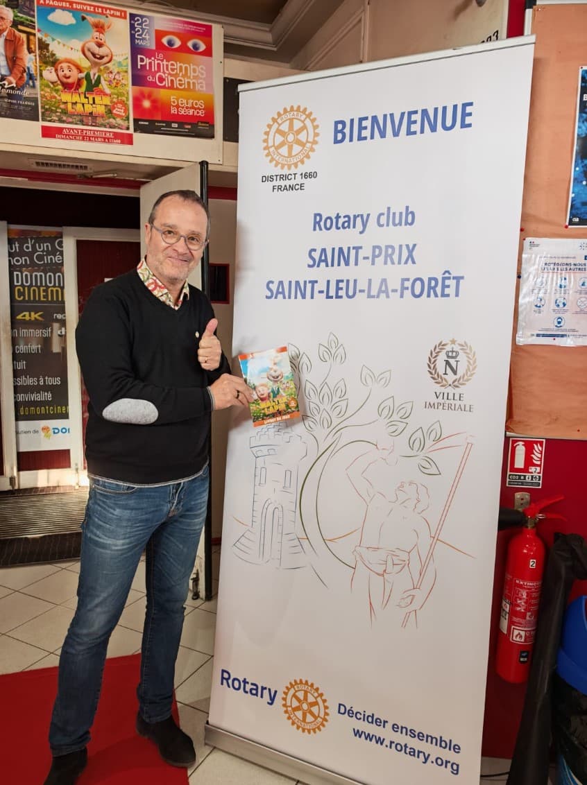 Jean-Noël Sanchez devant la banderole d’accueil du Rotary club Saint-Prix Saint-Leu-la-Forêt (district 1660 France)