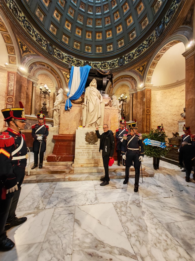 Jean-Noël Sanchez au mausolée du général San Martín, cathédrale métropolitaine de Buenos Aires