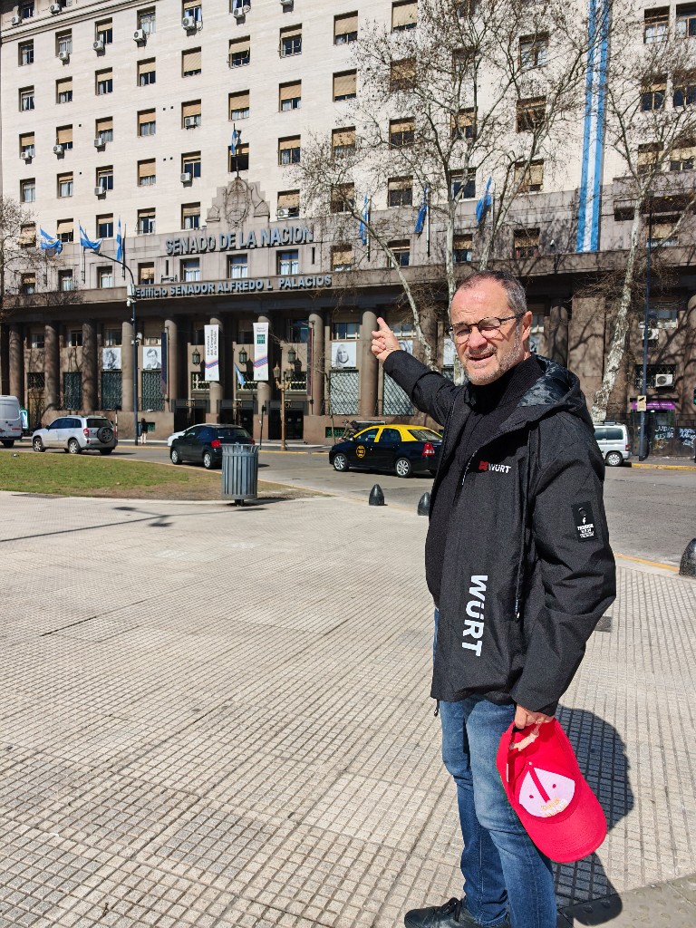 Jean-Noël Sanchez devant le Sénado de la Nación à Buenos Aires