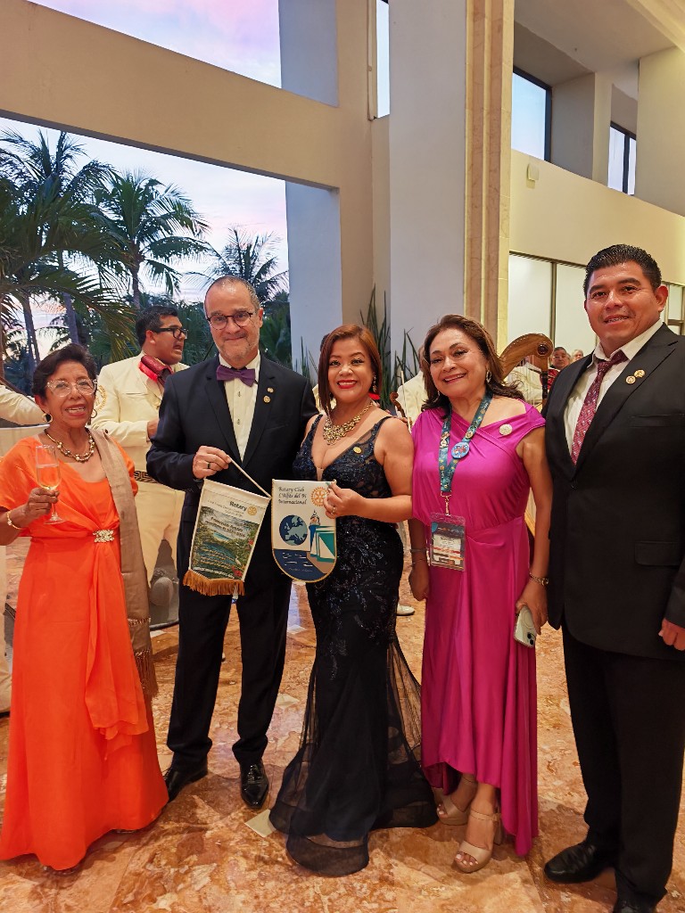 Jean-Noël Sanchez et Vincent Biétri avec des membres du Rotary Club lors d'une réception au Mexique
